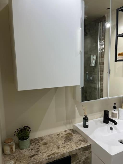 Charming 3 Bedroom Apartment آكيورِيْري المظهر الخارجي الصورة