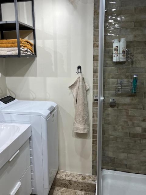 Charming 3 Bedroom Apartment آكيورِيْري المظهر الخارجي الصورة